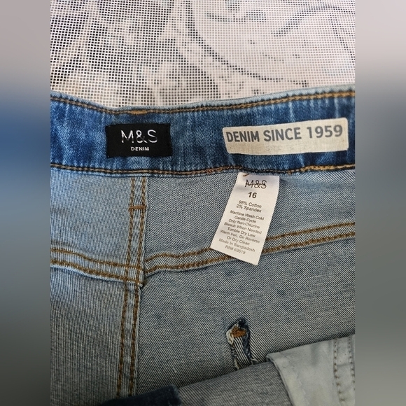 M & S Denim Shorts SZ 16 Womens NWOT - Picture 2 of 3